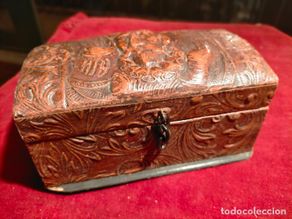 Cajas y cajitas metálicas: Antigua caja de madera forrada de piel repujada con imagen de Miguel de Cervantes joyero años 70